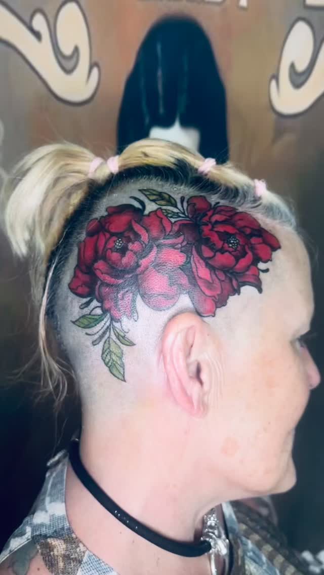 A little glared from it being freshly done but this tattoo is🔥
#ladytattooers #tattooartist #tattooedwomen #tattooedgirls #tucsontattooartist