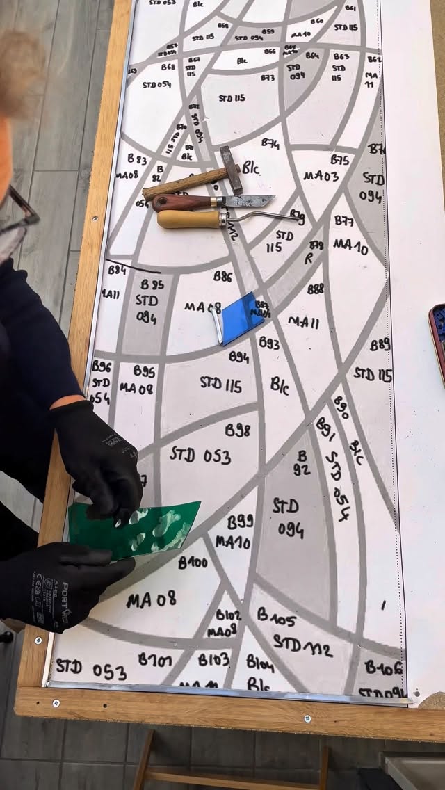 Le sertissage est une étape que j’aime beaucoup : on voit petit à petit apparaitre le vitrail dans sa forme finale. Ici je sertis un des vitraux qui iront dans une chapelle à Bruxelles : il ne manquera que la lumière pour lui donner tout son éclat.
Et si vous écoutez l’audio, vous comprendrez de quoi il s’agit 😉