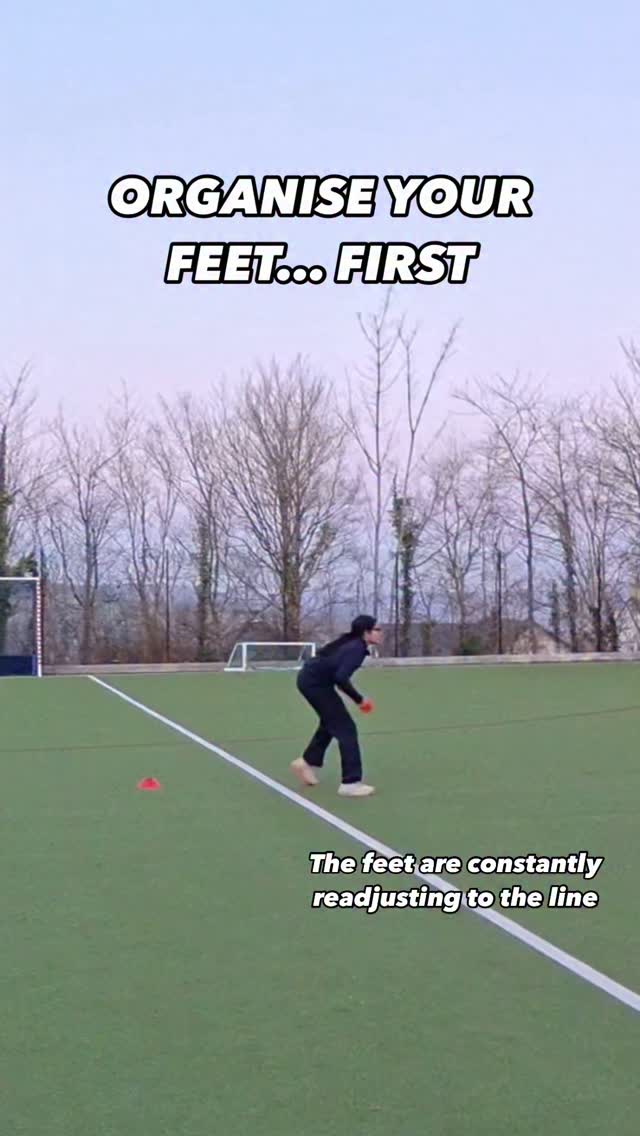 HIGH CATCH FOOTWORK 👣
The term “feet first, hands second” couldn’t be more applicable for when practicing your high catches.
The importance of “getting there first”, allowing yourself to readjust, realign to a moving ball is super important, especially if we’re looking to create a repeatable technique.
The hands/arms play an important role in helping create projection to the ball and balance underneath. The catch is a product of the first two stages done extremely well.
Use your feet, catch lots 👌
#fielding #cricket #athletic #movement #footwork #high #catch #catching