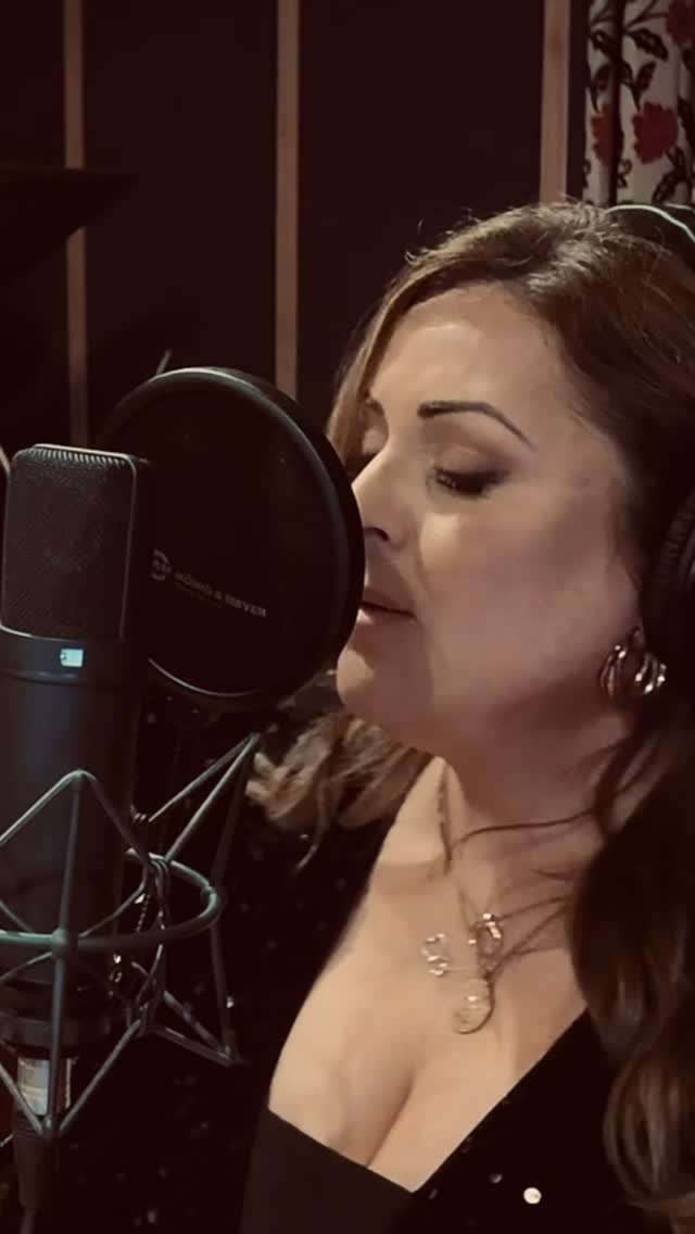 It’s finally here 🤍
L’Amour Toujours (Acoustic Wedding Version) is now live on Spotify
Perfect for wedding ceremonies or first dance
The fab Denice & David Doyle from @avocastringquartet on strings, @podgekeysandsax - arrangement & piano
@jealoustown_recording_studios all things audio & endless patience!
LINK IN BIO
#lamourtoujours
#weddingmusic #weddingsong #weddinginspo