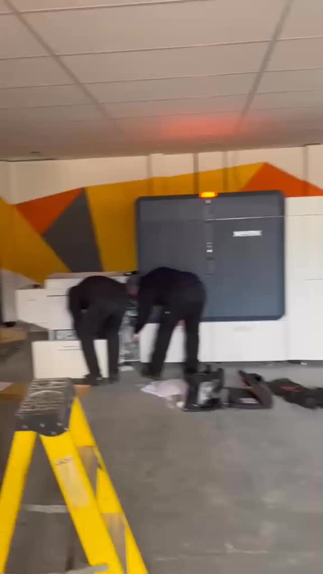 A surprise visitor checking progress on our new, much BIGGER Cambridge print shop!
@bbcdiysos
@nickknowles
#diysos
#minutemanpress #minutemanpresscambridge #printshop #cambridge