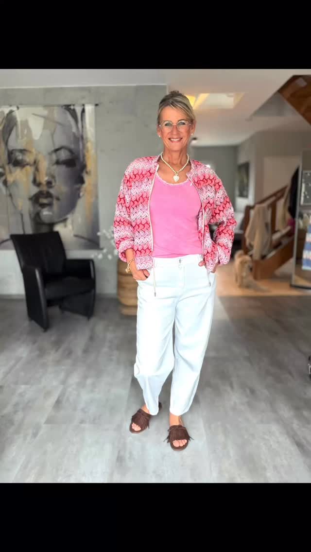 Manchmal braucht es keinen großen Anlass…
nur ein Outfit, das sich richtig gut anfühlt 🤍
Diese Jacken sind mehr als nur ein Look –
sie sind ein Statement für dich.
Leicht. Besonders. Und einfach wunderschön.
💙 Für die Tage, an denen du strahlen willst
🌸 Für die Momente, in denen du dich selbst feierst
Welche bist du heute?
✨ Jetzt entdecken – Link in der Bio
#fashionboxx #frühlingslook #outfitinspiration #modefürfrauen #styleover40 #styleover30 #frühlingsmode #ootd #fashionliebe #lookdesday #instastyle #modeblogger_de #casuallook #fashionreel #neuekollektion #musthave #lieblingslook #outfitideen #goodvibesonly #karfreitag