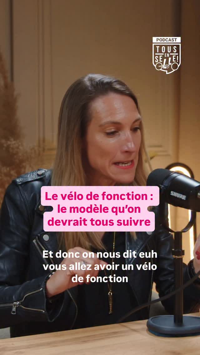 Et si le vrai luxe, c’était de se déplacer en toute liberté ? 🚲✨
Quand Coralie Ducher, footballeuse professionnelle, signe son contrat au Danemark, elle découvre une culture qui a une longueur d’avance.
Là-bas, pas de grosse berline de fonction, mais un vélo de fonction. Une initiative puissante qui place le mouvement et la santé au cœur du quotidien, même pour les athlètes de haut niveau.
Certes, pour une joueuse française habituée au confort des voitures, l’adaptation au rétro-pédalage et aux pneus neige a demandé un peu d’équilibre... mais quelle révélation ! C’est ce premier contact avec la culture cycliste danoise qui a semé la graine de sa passion actuelle pour l’itinérance.
Dans ce nouvel épisode de Tous en Selle, Coralie nous raconte comment ce « vélo de fonction » a été le point de départ d’une transformation profonde. Un modèle inspirant de mobilité durable que l’on aimerait voir se généraliser partout ailleurs ! 🇩🇰➡️🇫🇷
Découvrez comment le vélo change une vie, une carrière et une vision du monde.
🎧 Épisode complet disponible sur toutes les plateformes (Lien en bio)
Épisode soutenu par :
La Fédération française de cyclotourisme, FFVélo : @ffvelo_officiel