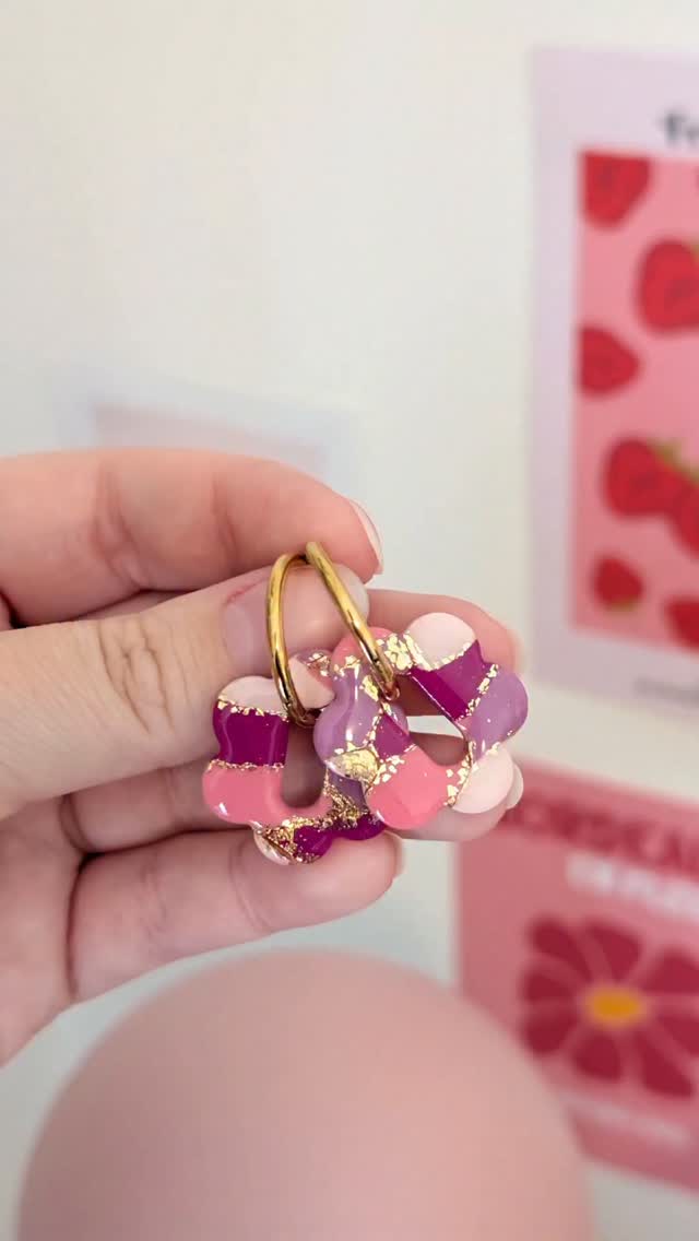 Ces pampilles, c’est vraiment le cœur de ma collection printemps 🌸💜
Un mélange de rose et de violet,
pensé pour apporter cette petite touche douce, féminine et lumineuse à tes looks ✨
Chaque paire est faite à la main,
et surtout… toujours unique 💕
Alors tu aimes ce combo ? 🪻🌷
#momentpoursoi #tendancemode #dopaminestyle #cadeaux
#petitecreatrice