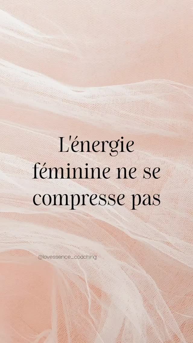 Hier soir j'animais un cercle de femmes. J'avais choisi le thème : l'énergie féminine.
Trois femmes., trois masques de la femme forte. Et une question qui revenait sans cesse, comment faire concrètement dans ce monde ?
L'une d'elles travaille dans l'IT, milieu majoritairement masculin. Elle me demande : comment être dans mon énergie féminine quand tout autour de moi fonctionne autrement ?
Voici ce que je lui ai dit.
Quand tu es connectée à toi-même et que pourtant tu te sens empêchée d'être... la question n'est plus en toi. Elle est autour de toi.
Certains environnements sont tout simplement incompatibles avec la liberté d'être une femme. Pas par manque de volonté. Pas par manque de travail sur soi. Juste parce que l'espace n'a pas été pensé pour ça.
Elles ont été étonnées quand j'ai dit que je ne croyais pas qu'on pouvait changer ce monde-là.
Je ne suis pas défaitiste. Je suis réaliste. Je rencontre de plus en plus de femmes en colère. Qui combattent pour l'égalité. Et je comprends cette envie de changement, profondément.
Mais vivre dans le combat, c'est vivre dans la colère. Et la colère permanente, ce n'est pas de l'énergie féminine. C'est de l'épuisement, mentale, physique.
Pour moi le vrai élan ce n'est pas de changer le monde. C'est de choisir l'espace où tu peux enfin être toi. Pleinement et librement. L'énergie féminine ne se compresse pas. Elle se déploie, quand elle en a la place.
Et toi, tu combats ou tu choisis ? 💛
#énergieféminine #masque #femmesfortes #heartset #lovessence