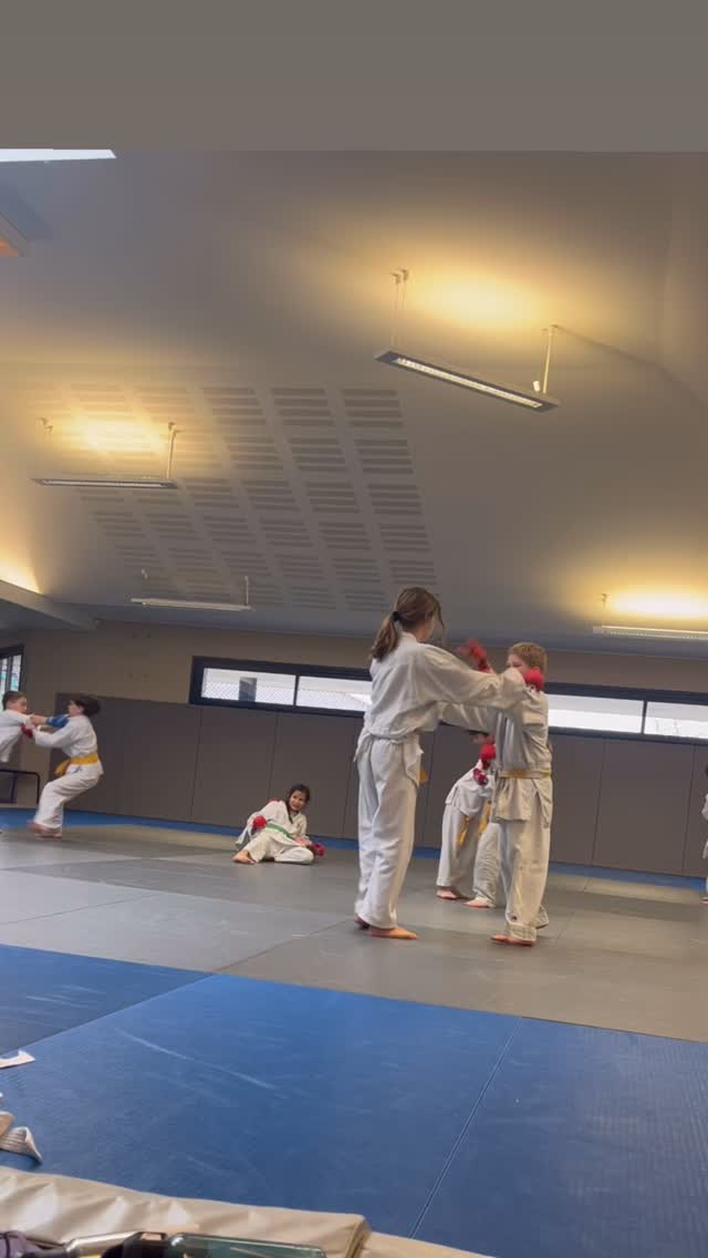 🥋 Stage judo ouvert à tous 🤩🌟🤙
Que tu sois débutant ou confirmé, chacun y trouve sa place 💪
👉 Un stage qui permet de découvrir, progresser et surtout s’ouvrir à différentes activités ludiques 😄
Des enfants qui progressent, qui prennent confiance… et surtout qui se régalent 😄💪
Le judo, c’est bien plus qu’un sport…
👉 Un art de vivre
👉 Une école de la vie
👉 Ambiance top + encadrement sérieux
📲 Rejoins-nous pour une belle expérience 🥋💥
🔥Réservation rapide avant que ce soit complet🔥🐝
#shiaiclubcapbretonangresse #dojostmartinois #judoclubcotebascolandais #stagejudolandes
