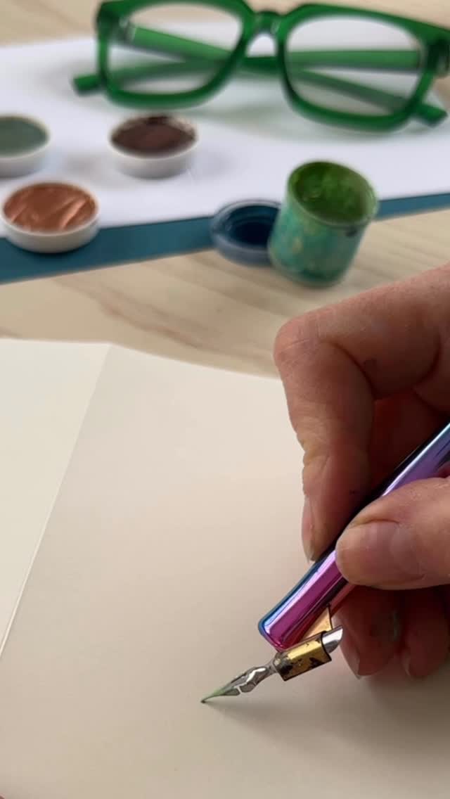 If you’ve learnt the basics but feel a bit stuck… this is your next step.
Learn how to start your lettering with bounce, shaping your words with more flow, movement and personality.
✨ Join us for Next Step workshops:
Stourbridge – 8th April
Oakham – 9th May
Come and discover how to make your lettering feel more like you.
👉 Book via the link in bio #calligraphystyle #calligraphyart #calligraphyreel @invitingwritinguk @kate_lligraphy