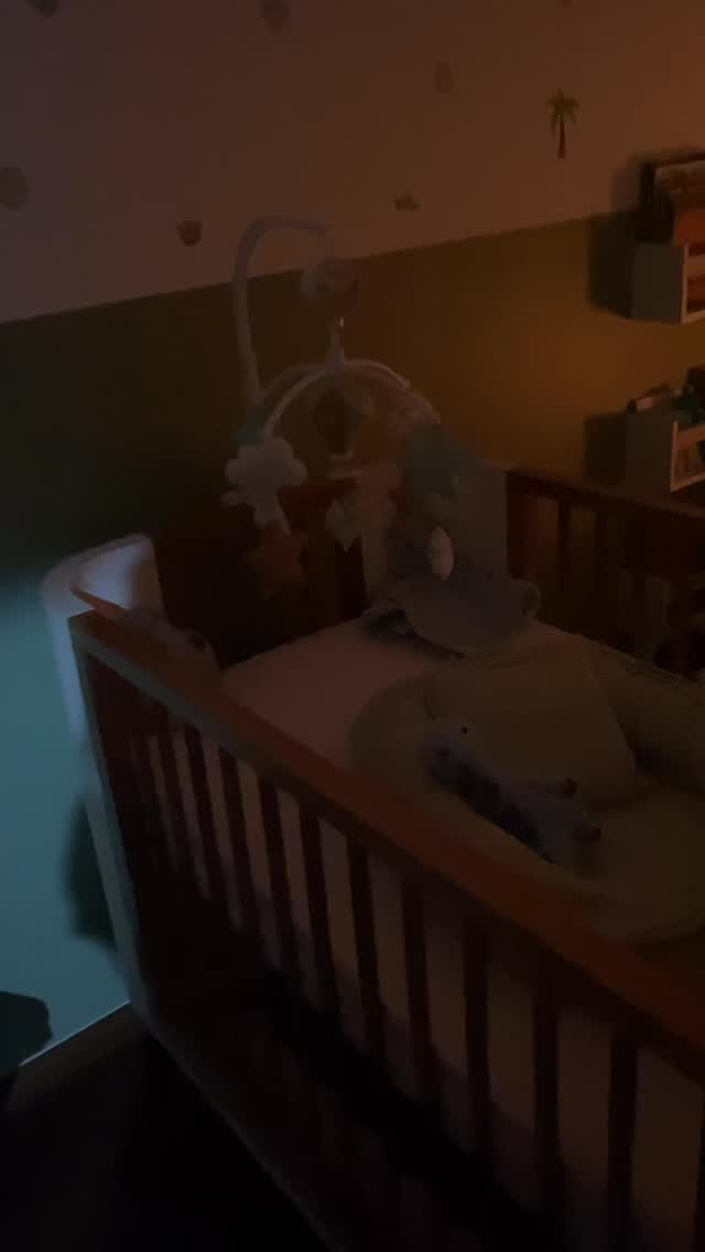 Dormir bem não é sorte… é rotina! E, curiosamente, as crianças fazem isso melhor que a gente 😅
Enquanto você tenta “desligar” no fim do dia, o cérebro da criança já recebeu todos os sinais certos de que é hora de dormir:
✨ Nada de telas antes de deitar
✨ Luz mais baixa e ambiente tranquilo
✨ Horário parecido todos os dias
✨ Pequenos rituais (banho, história, aconchego)
✨ Menos estímulo, mais previsibilidade
Agora olha pra sua noite…
📱 Tela até pegar no sono
🍟 Alimentação pesada
⏰ Cada dia em um horário
🧠 Pensamentos a mil
Não é que seu filho “dorme melhor”…
é que ele tem um cérebro sendo respeitado.
E talvez o sono que você quer
comece com hábitos que você ensina, mas não pratica.
#sonoinfantil #higienedosono #maternidadereal #rotinainfantil #saudemental
