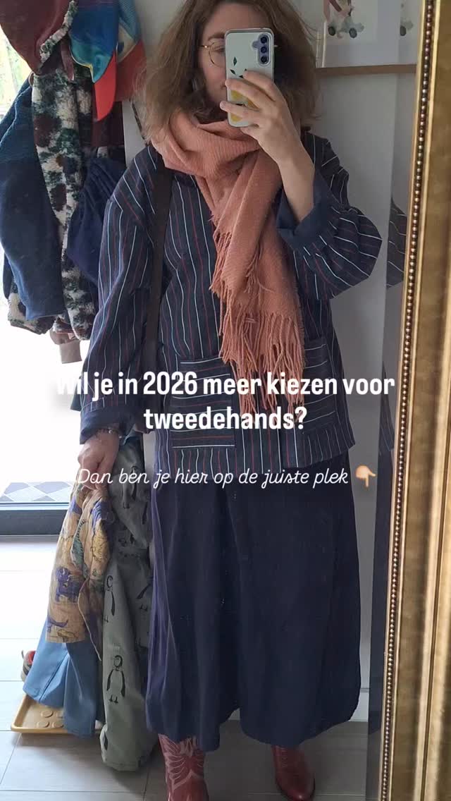 Vroeger was ik verslaafd aan fast fashion.
Nu bekijk ik altijd of ik het eerst tweehands kan vinden ✌🏼
Vroeger ging ik voor de dopamine shot van alsmaar nieuwe kleding.
Nu gaat er niets boven de dopamine shot van iets tweedehands te vinden waar je al zo lang naar op zoek bent... Voor een fractie van de prijs 😱.
Vroeger kocht ik.
Nu ga ik ook voor lenen, huren, en zelf maken 🪡. En ik deel mijn ervaringen hiermee.
Vroeger ging er een groot budget naar kleding.
Nu is dat verwaarloosbaar. Een nuloperatie bijna. Ik houd het circulair ♻️.
Voor al mijn tips hoe ik dat doe: volg hier mee 🙌🏼.
***
Ik ben Mona en deel al mijn duurzame tips en tricks in mijn downloadbare tweedehands gidsen én inspireer graag met tweedehands en zelfgemaakte outfits 💚♻️