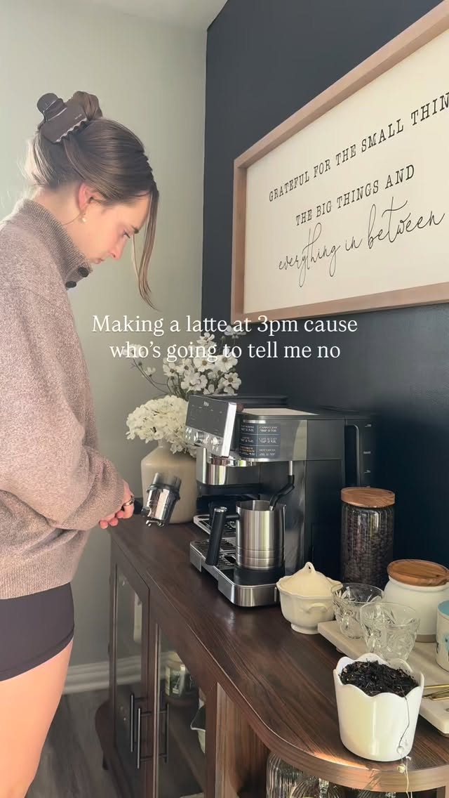 Tip of the day, learn how to make your coffees from home!
#athomecoffee #coffeebar #travelingweddingphotographer #photographycontent #honeycinnamonlatte