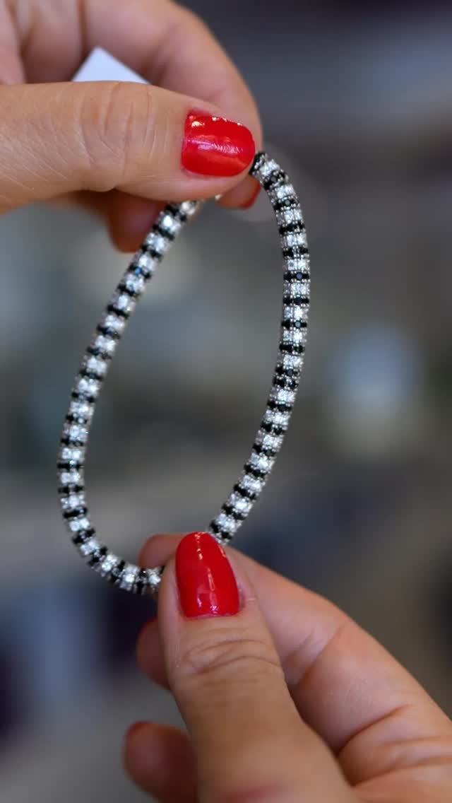 Bends to you… never the other way around 💎✨
Luxury that moves with you—flexible, flawless, unforgettable.
#DiamondBracelet #LuxuryJewelry #FineJewelry #JewelryAddict #Stackable