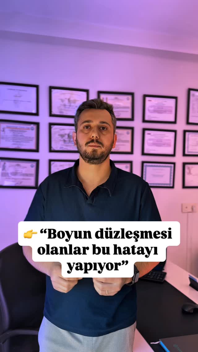 Gün içinde fark etmeden başımızı uzun süre öne eğmek, boyun bölgesine binen yükü artırabilir.
Bu durum zamanla boyun ve omuz çevresinde gerginlik hissine neden olabilir.
Duruş alışkanlıklarını fark etmek ve küçük düzenlemeler yapmak, günlük yüklenmenin dengelenmesine yardımcı olabilir.
Bu içerik genel bilgilendirme amacı taşır.
Tanı ve tedavi yerine geçmez.
Her bireyin durumu farklıdır ve değerlendirme kişiye özel planlanmalıdır.
—
Fizyoterapist Nevzat Gedik
Özel Sağlık Meslek Hizmet Birimi
📍 Yenişehir / Mersin
📞 0534 983 17 79
🌐 www.fizyoterapistnevzatgedik.com