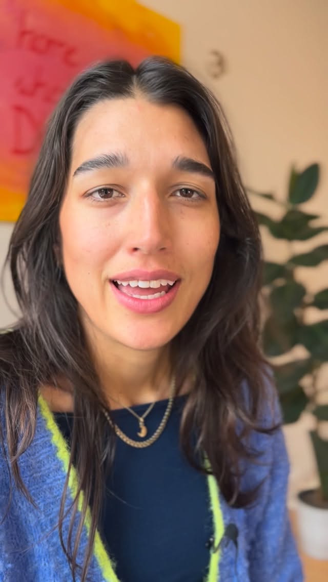 Es gibt einen Unterschied zwischen eigenständig sein und alleine sein.
Zwei Dinge, die ich die diesbezüglich mitgeben will:
1. Du kannst deine Bedürfnisse nur bis zu einem gewissen Punkt aufschieben. Früher oder später „musst“ du dich ihnen zuwenden.
2. So zu tun als würdest du nichts brauchen, kann aussehen wie Eigenständigkeit - aber fühlt sich schnell so an wie alleine zu sein.
Ich kenn das so extrem gut. Deswegen geht es in meiner Arbeit auch so viel darum:
Zu lernen, was du brauchst.
Und das für dich anzuerkennen -
auch wenn es in deiner Geschichte und dementsprechend auch in deinem Alltag schnell untergeht & nicht genug Relevanz bekommt.
xx,
Aurora