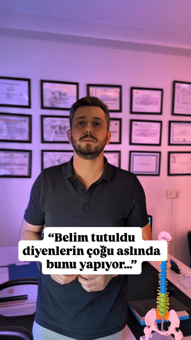 Bel tutulması çoğu zaman aniden gelişmiş gibi hissedilir.
Ancak günlük hayatta fark etmeden yaptığımız bazı alışkanlıklar bu duruma katkı sağlayabilir.
🔹 Uzun süre oturmak
🔹 Eğilerek yük kaldırmak
🔹 Ani hareketler
🔹 Hareketsizlik
Bu konuyu daha detaylı ele aldığım blog yazısını inceleyebilirsiniz.
(Link profilde)
—
Bu içerik yalnızca bilgilendirme amaçlıdır.
Herhangi bir tanı veya tedavi iddiası içermez.
Bireysel sağlık durumları için ilgili sağlık profesyoneline başvurulması önerilir.
—
Fizyoterapist Nevzat Gedik
Özel Sağlık Meslek Hizmet Birimi
📍 Yenişehir / Mersin
📞 0534 983 17 79
🌐 www.fizyoterapistnevzatgedik.com