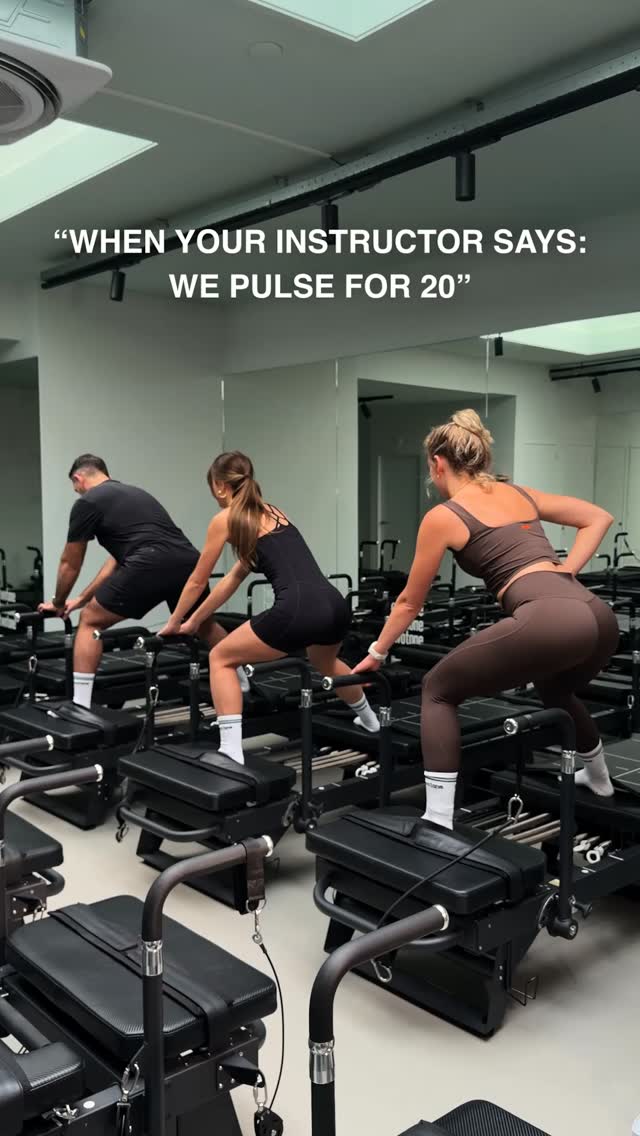 When the instructor says “now pulse”…
and suddenly everyone remembers their life choices. 🫡🫡
#pilates #reformerpilates #twotone #pulse #amsterdam