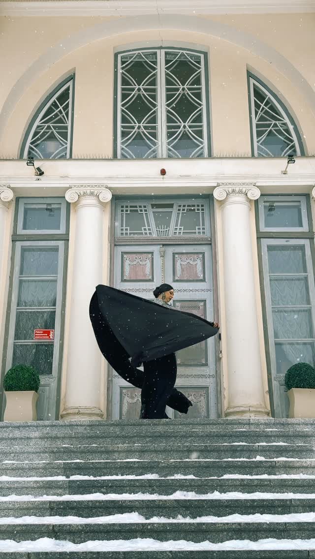 Classics never go out of style 🖤🎼
A little bit of opera, a little bit of winter, a lot of feeling ✨
@nordica_retreat photo session moments.
Video by @evajimenezdance 🖤
Südamlik tänu @sakumanor nii sooja, hooliva ja uskumatult ägeda vastuvõtu eest! Tundsime end väga oodatuna. ❤️
#tribalfusion #fusionbellydance #tribalbellydance #danceart #dancevideo