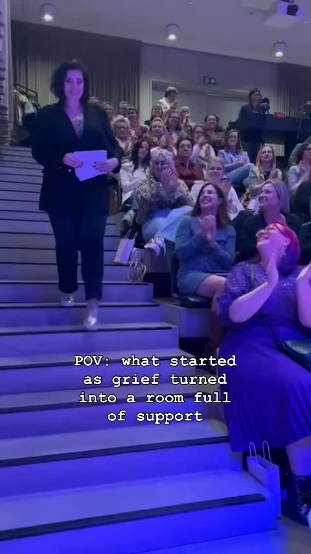 It was never just about a book.
Hoe eenzaam elk soort rouwproces ook kan voelen, er is altijd weer licht. Link in bio voor mijn boek Van rouw naar kleur🌈
Het boek dat ik zelf had nodig gehad de voorbije jaren en nu al veel wordt gebruikt als ondersteuning, zowel thuis als in groepssessies bij collega’s🙏🏼
Heel dankbaar voor alle support op welke manier ook✨
#energetischetherapie
#kleurentherapie
#intuitiefschilderen
#boekvoorstelling