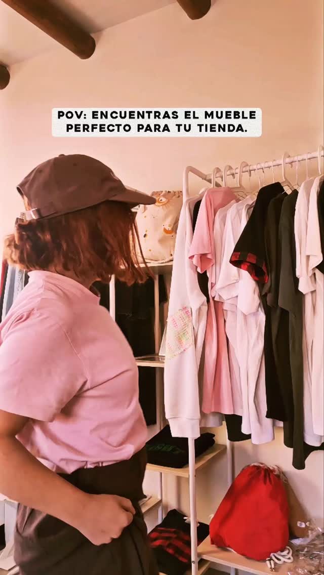 Por fin tenemos EL MUEBLE, ese perchero con una estantería central y dos baldas en su parte baja con múltiples posibilidades.
A mi me encanta y ¿a vosotras?.