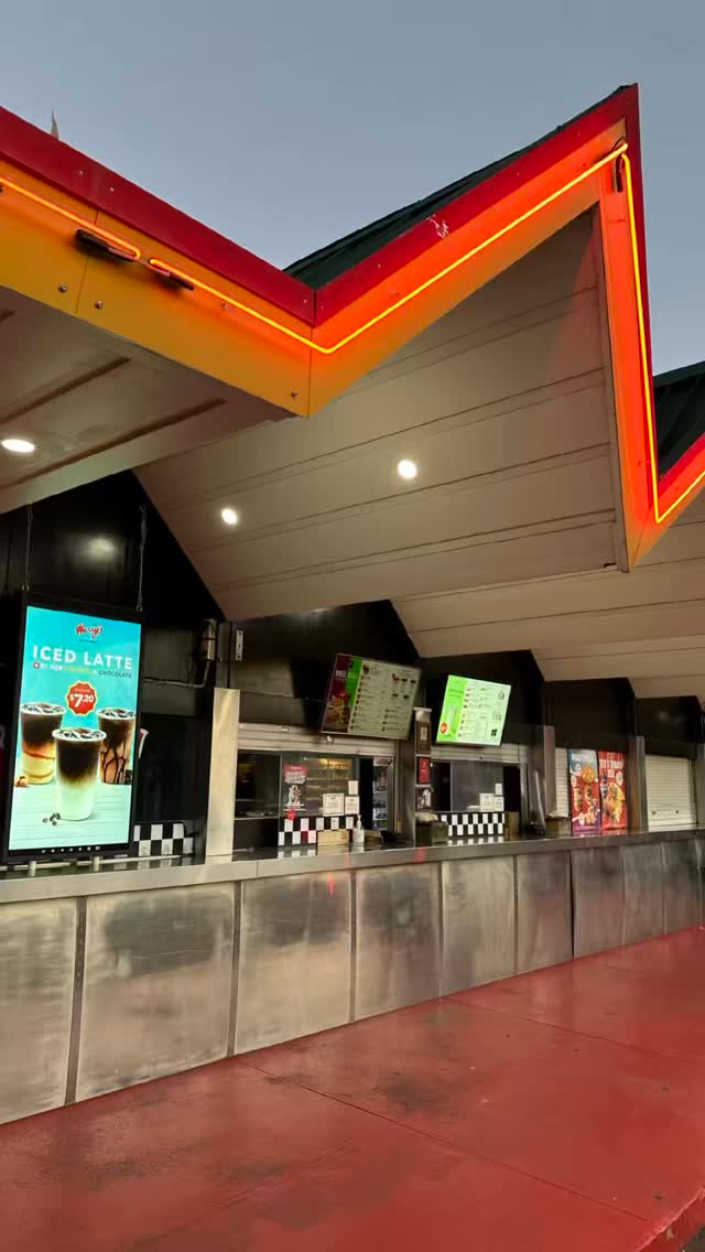 Having myself a little nostalgic moment at Harry‘s Cafe de Wheels. Thought I would treat myself to a little tiger pie, made with a steak and mushroom pie, topped with mushy peas, mashed potatoes and gravy… What a combo! Brings back so many memories.
#nostalgiceats #Sydneyeats #hungry #piesforlife #foodpic