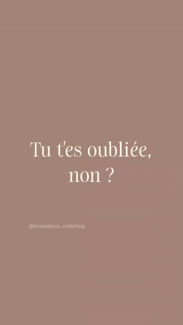 Ce que tu viens de lire, on appelle ça la fusion.
Ce n'est pas de l'amour fort. C'est une perte de toi-même progressive, douce, presque invisible.
Tu adoptes ses goûts, ses humeurs, ses besoins. Ta vie se réorganise autour de lui sans que tu t'en rendes vraiment compte.
Et un jour tu réalises que tu ne sais plus ce que TU aimes, toi.
Ce mécanisme ne vient pas de nulle part. Il prend souvent racine dans l'enfance,
dans un attachement qui n'a pas pu se construire en sécurité.
Peut-être des parents très protecteurs ou très autoritaires.
Peut-être des événements qui ont abîmé l'estime de soi très tôt.
Ou une hypersensibilité émotionnelle qui a rendu les relations plus intenses, plus complexes à vivre.
Ce que tu as vécu a laissé une trace. Et cette trace a façonné ta façon d'aimer.
C'est une stratégie de survie. Pas un défaut, pas une faiblesse.
Juste la solution que tu as trouvée pour continuer à vivre.
Et comme toute solution, elle peut évoluer.
Dis-moi en commentaire ce qui t'a touchée 👇