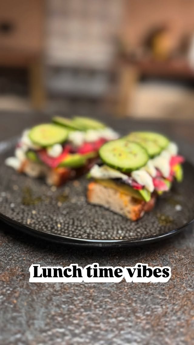 Lunch time vibes 🥑 @luxuryprivatechef
Foccacia, avocado, beetroot cured salmon, dill cream cheese, cucumber & black pepper
#luxuryprivatechef #privatechef #lunchtimevibes #salmon #avocado
