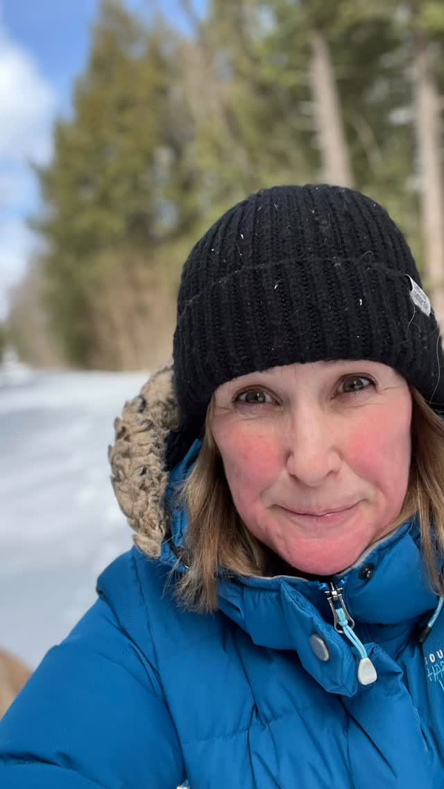 On a tellement compliqué les hormones…
Suppléments.
Protocoles.
Restrictions.
Tendances.
Mais honnêtement ?
👉 Les bases fonctionnent.
Elles sont puissantes!
Et surtout… elles sont durables.
Tu veux que je t’aide à comprendre
ce qui perturbe TES hormones ?