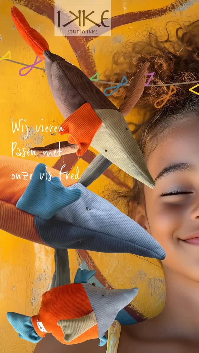Wij vieren Pasen met onze vis Fred en vis Coco 🐠
Vandaag zwemmen ze niet in de zee,
maar gewoon door de kamer…
tussen paaseitjes, knuffels en kleine momenten.
Samen ontdekken, spelen en wegdromen.
Zacht, vrolijk en een beetje eigenwijs —
precies zoals Pasen mag voelen.
Onze vis beweegt moeiteloos mee in elk avontuur.
Een fijne vriend voor thuis, onderweg of in bed.
Gemaakt van zachte materialen, in rustige kleuren en met een speelse vorm.
Voor kleine momenten die groots voelen.
Fijne Pasen
#studioikke #knuffelvriend #pasen #zachtenspelen #duurzaamspelen kinderkamerinspiratie slowtoys handgemaakt liefdevol spelenderwijs