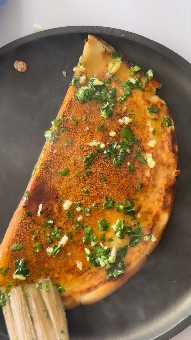  כל מה שמתחשק במוצש של פסח
קרפ גבינות מלוח חם חלומייי
*קרפ גבינות מלוח בסגנון קסדייה לפסח*
במקום שמן בקרפ החלפתי ליוגורט יווני
שמעשיר את הבלילה.
היוגורט נותן מרקם מושלם בלי צורך בשמן.
יוצא קרפ עדין וטעים שמתאים לארוחת בוקר מפנקת בחול המועד.
לקרפ:
260 גרם יוגורט יווני (2 גביעים)
2 ביצים
חצי כוס קמח תפוח אדמה
2 כפיות סוכר
קורט מלח
חצי כוס חלב
למילוי:
100 גרם גבינה מוצרלה/צהובה
100 גרם בולגרית מפוררת
לציפוי:
2-3 שיני שום כתושות
מעט פטרוזיליה קצוצה
2-3 כפות שמן זית
קורט מלח
אופן הכנה:
בקערה טורפים את כל המצרכים לבלילה אחידה בלי גושים.
במחבת חמה נון סטיק אין צורך לשמן.
מומלץ לעשות ניסיון עם קרפ אחד.
לבדוק שהוא לא נדבק.
מטגנים קרפים משני הצדדים ועורמים בערמה.
למילוי:
מניחים קרפ במחבת, בצד אחד מפזרים גבינות וסוגרים.
מטגנים משני הצדדים עד קריספי וזהוב.
מורחים ציפוי שום מעל ומגישים.
אפשר להכין מראש ולחמם במחבת לפני שאוכלים.
בשיתוף דנונה