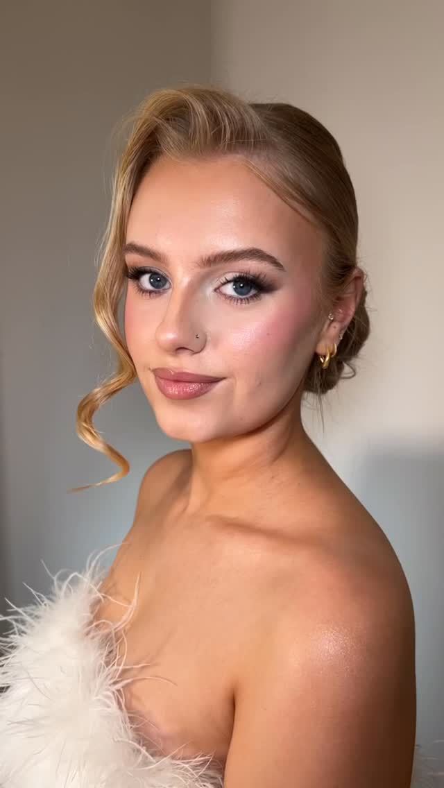 Soft glam perfection ✨
Flawless skin, smokey eyes, and the perfect nude lip, effortless beauty at its finest by our talented makeup artist @makeupbyliuh 🤍