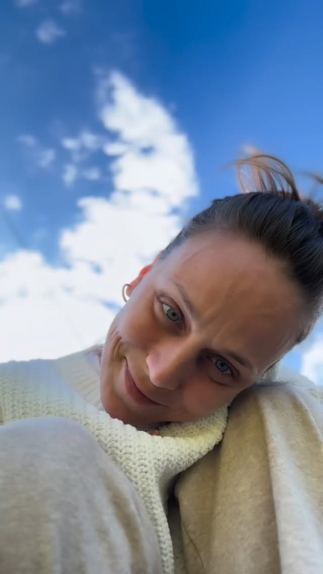 Hai mai sentito quanto parlano i tuoi piedi?
O quanta tensione trattengono le tue mani?
È da lì che inizio.
Dalle parti più yang, dove l’energia si muove, si blocca… e può tornare a fluire.
Chiudi gli occhi un attimo…
e ascolta.
Pam