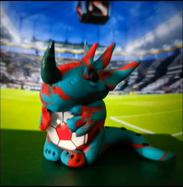 Heute ist Fußball angesagt unsere Drachen Stürmer spielt sich schon mal warm 🐉😜⚽ #fusball⚽️ #handmadewithlove❤ #drachen #unikat #einzelstück