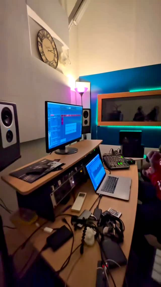 🎧 POV : Moi c’est Théo, assistant ingénieur son chez AMBG STUDIO.
Tu passes la porte… 🎤
Direct tu sens l’ambiance : cabine clean, prods lourdes, équipe focus.
Ici on fait pas semblant :
👉 Enregistrement pro (Auto-Tune, FX en live)
👉 Mix & mastering qualité streaming
👉 Direction artistique si t’es chaud de passer un cap
Que tu sois en freestyle ou en mode HIT, on a le pack qu’il te faut 💿
💸 Tarifs adaptés
🎥 Et si tu veux aller plus loin…
“Bonjour, vous avez essayé de joindre AMBG Shoot 📹”
👉 Clip, visuel, image = on s’occupe de tout.
Ici c’est simple :
Tu viens avec ton énergie,
Tu repars avec un vrai son 🔥
📍 Marseille
📲 Réserve maintenant en DM
#marseille #rapfr #studioenregistrement #ambgstudio #cliprap