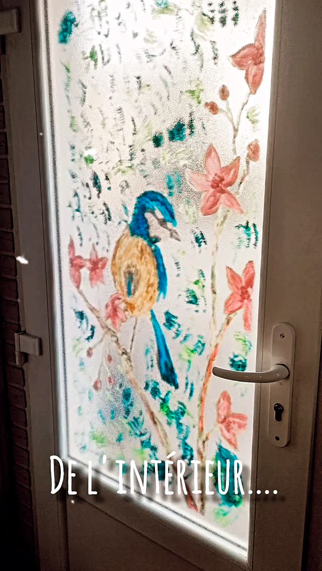 Intérieur/extérieur: j'adore l'effet de la peinture acrylique des deux côtés !
Un avantage qui permet de réaliser des créations sur l'un ou l'autre côté de la vitre, selon les demandes !
Hâte de peindre sur une plus grande surface 💙
Pour orner vos vitrines de poésie et d'énergie, contactez-moi en message privé ou via mon site www.microcosmaspirit.art
#artlife #artisteillustratrice #decovitrine #artdeco #spiritart