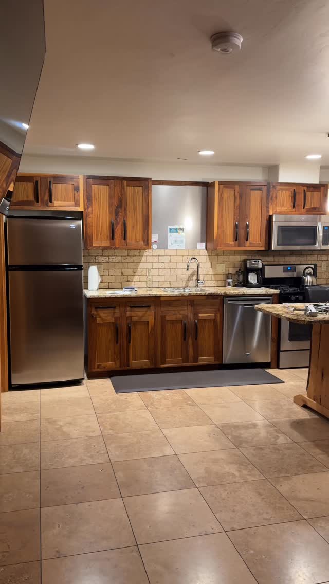 Stretch out, settle in, and stay awhile đď¸â¨
At Wall Street Suites, our spacious living rooms give you the room you need to truly unwindâwhether youâre sipping your morning coffee, planning your next adventure, or simply enjoying a moment of pure relaxation.
This is what comfort in Downtown Bend feels like. #wallstreetsuitesbendoregon #downtownbend #dogfriendlyhotels #bendoregon