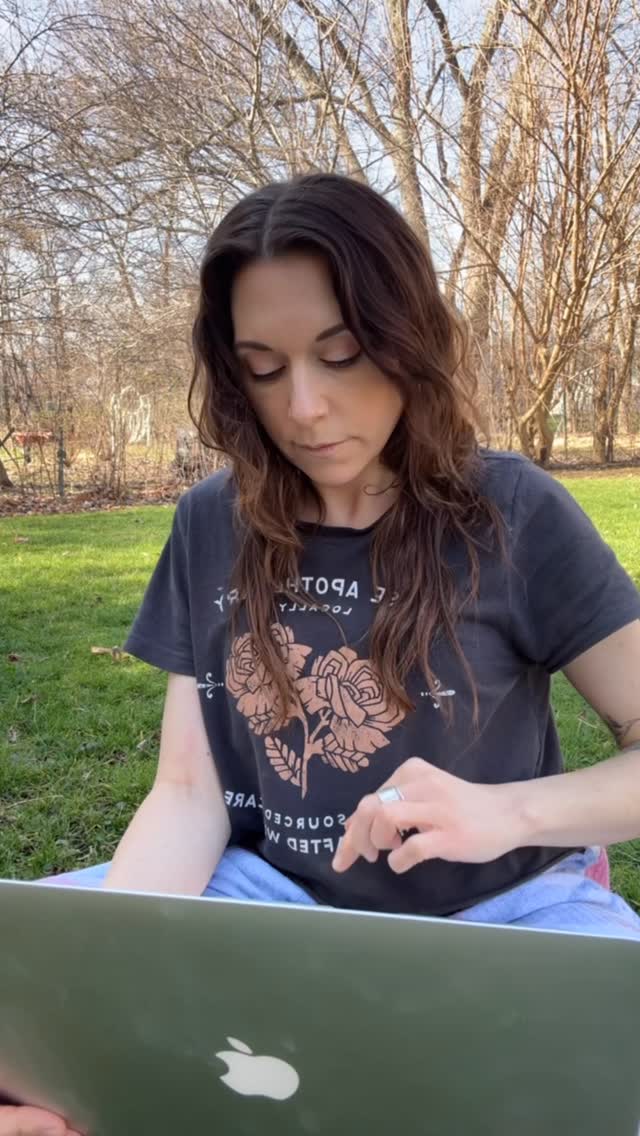 Spring hit Chicago and everyone’s panic-buying new wardrobes.
I walked to my closet.
600+ days buying nothing new. This took 2 minutes.
Your wardrobe already has Spring answers, you just haven’t asked yet.
What’s one piece you forgot you own and are actually excited to wear again? 👇