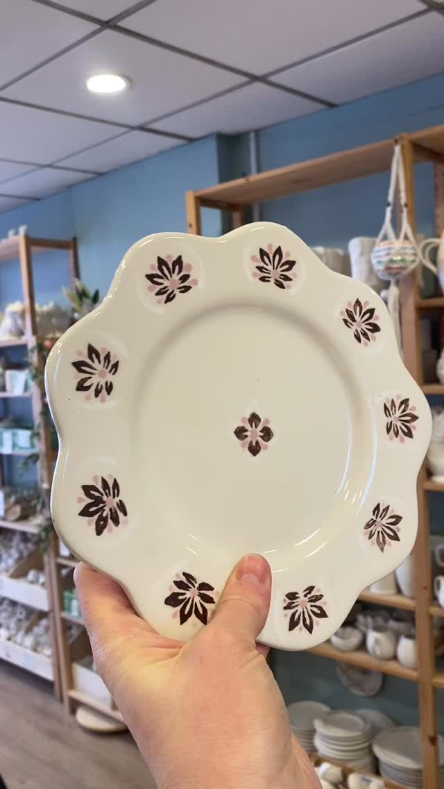 We hope you are enjoying a lazy Sunday, Newbury. We are fully booked today but do have spaces for next week. Please do message or call to book in and enjoy some chilled pottery painting and delicious coffee with us