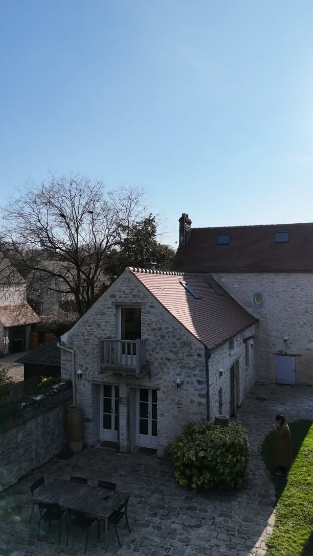 Pierre, lumière, volumes ✨🌞
Cette maison c’est le charme et l’authenticité 🏠
Un endroit parfait au porte de la forêt, de #senlis, une vraie maison de famille où on pose ses valises et on profite !
.
Commentez « tomettes » pour recevoir le dossier ou organiser une visite 😍🌳
#maisonancienne #chamant #maisonavendre #maisondefamille