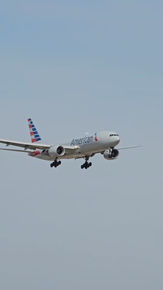 An American Airlines 777-200 lays rubber on the runway after returning to DFW from overseas.
.
🏷 #americanairlines #boeing777 #boeing777lovers #tripleseven #dfwairport