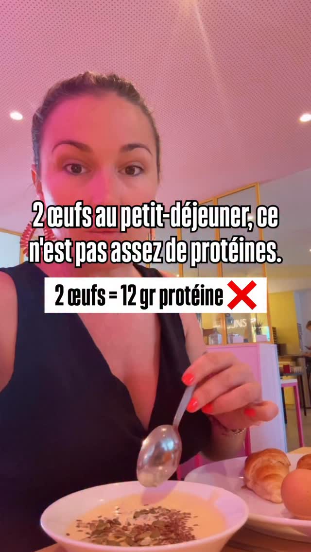 Tu penses manger “correctement”…
Mais si ton petit-déjeuner est trop pauvre en protéines, ton corps va :
→ avoir faim + vite
→ stocker davantage
→ créer des fringales
→ ralentir ta combustion des graisses
👉 Et NON… 2 œufs ne suffisent pas.
Voici 4 petits-déjeuners à 30g de protéines (prêts en 5 minutes) :
🥚 1. Omelette complète
3 œufs + 100g de fromage blanc + fruit
✔️ Rapide, rassasiant, stable pour ta glycémie
🥣 2. Bowl protéiné
Skyr (200g) + graines de chia + amandes + fruits
✔️ Coupe les fringales toute la matinée
🥪 3. Toast salé
Pain complet + 2 œufs + saumon fumé
✔️ Combo parfait protéines + bons gras
🥤 4. Smoothie rapide
Lait végétal + protéine + beurre d’amande + banane
✔️ Idéal si t’as zéro temps le matin
⸻
Mais laisse-moi être honnête avec toi…
👉 Ce n’est PAS ça qui va tout changer.
Parce que tu peux manger parfaitement…
et rester bloquée.
Pourquoi ?
Parce que la perte de poids ne dépend pas QUE de ce que tu manges.
💥 Elle dépend de :
→ ton cortisol (stress)
→ tes hormones
→ ton inflammation
→ ta digestion
→ ton métabolisme
Et tant que ça, ce n’est pas réglé…
ton corps résiste.
C’est EXACTEMENT pour ça que j’ai créé la méthode Blossom 🌺
✔️ On relance la combustion des graisses
✔️ On apaise le système nerveux
✔️ On débloque le métabolisme
✔️ On supprime les compulsions
✔️ On remet ton corps “du bon côté”
Sans frustration. Sans restriction.
C’est comme ça que j’ai perdu 19kg…
et surtout que j’ai arrêté de me battre contre moi-même.
⸻
Si tu fais des efforts mais que ton corps ne bouge pas…
👉 écris BLOSSOM en commentaire 🌺
Je vais t’expliquer pourquoi TON corps bloque (et comment le débloquer)