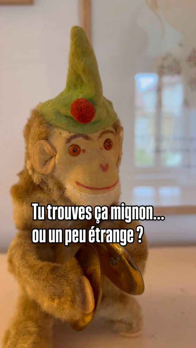 Je crois que c’est typiquement le genre d’objet qui divise 😅
Team : “trop mignon je craque 😍”
ou
Team : “euh… il me fait un peu peur quand même 👀”
Automate ancien singe joueur de cymbales, probablement années 50…
et clairement impossible à ignorer.
Dis-moi honnêtement :
👉 tu l’adores ou il te met mal à l’aise ?
#brocante #automateancien #jouetancien #decoancienne #objetancien vintagehome brocanteenligne decocharmante maisondecampagne curiosites vintagestyle chineuse objetinsolite