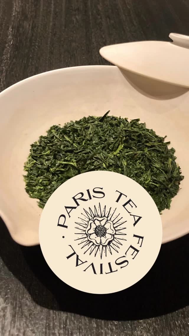 🇫🇷✨ UNE MINUTE D’ATTENTION ✨
La dégustation commence bien avant la première gorgée.
Elle commence dans le choix des objets, dans leur place, dans ces gestes simples et attentifs qui préparent le regard autant que le palais.
Choisir, disposer, accorder.
C’est déjà entrer dans l’expérience.
C’est déjà commencer à goûter.
🍃 Et vous, accordez-vous de l’importance à ce qui précède la tasse ?
🇬🇧✨ ONE MINUTE OF ATTENTION ✨
There are gestures that do not merely prepare.
They help us enter the moment gently.
Choosing the objects, placing them, giving each one its place.
Taking time, not as a luxury, but as a form of presence.
A tasting often begins there, in that silent dialogue between the hand, the material, and the intention.
🍂 What if tea began long before the cup?
📍 Paris Tea Festival
🗓 14 juin 2026 10h-19h
🏛 Maison Internationale
🎟 Billetterie disponible
#paristeafestival #ptfouiouioui🔥 #parisjetaime🇫🇷❤️