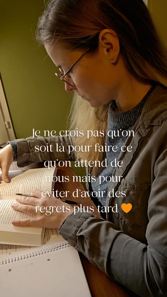 Tu peux continuer à faire ce qu’on attend de toi 👉 Cocher les cases. (Te) rassurer. Rentrer dans le moule. Ne pas bouger.
Mais au fond… est-ce que tu te sens vraiment à ta place dans cette vie ?
Parce que le vrai risque finalement, je ne crois pas que ça soit d’échouer ou de se tromper. C’est de passer à côté de toi. A côté de ta vie. A côté d’un travail qui te rende heureuse/heureux.
Le vrai risque c’est de laisser la peur décider pour toi. Et de te réveiller un jour à l’âge de la retraite, avec cette question : “Pourquoi je n’ai pas osé ? Pourquoi je n’ai pas essayé ?”
Se reconvertir, changer de voie, oser une nouvelle vie… je ne crois pas que ça soit une question de courage. C’est une question d’honnêteté de soi à soi.
C’est se sentir suffisamment ok avec les choix qu’on faits aujourd’hui pour vivre la vie qui nous ressemble demain.
Et toi, aujourd’hui… tu avances vers ta vie ou vers celle qu’on attend de toi ?
Si tu veux + de contenu sur la reconversion professionnelle : mon compte est là pour toi, pour que tu trouves ta place 🧡 Abonne-toi @slowin.audrey