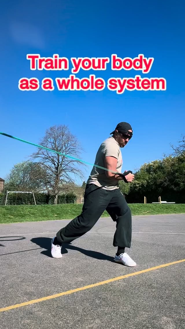 Most people use bands to isolate muscles.
But the real value is in how they create tension through the entire body.
In this type of training, the goal is not just resistance.
It’s connection.
As the band moves through different angles, the body has to adapt.
Not in parts…
but as a system.
This is fascia.
👉 Transmitting tension
👉 Connecting movement
👉 Creating efficiency
This is what most training is missing.
Not more exercises…
but better integration.
This is the Grounded Method.
👉 If you’re tired of repetitive gym training and want to move like this,
I offer 1:1 coaching — DM me “GROUND”.