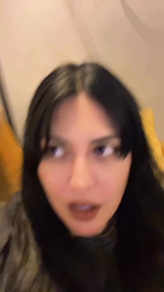 Hoy después de clase tuve un pensamiento completamente random de teacher brain🤯😂
De repente pensé:
“Y si....Megan Thee Stallion... básicamente significa “La Caballota” 🐎
Porque sí...
👉Stallion = caballo semental
y en el slang del rap, “stallion” se usa para una mujer alta, fuerte y poderosa.
Así que técnicamente...podríamos decir que Megan
Thee Stallion = Megan la Caballota??
Ahora no puedo deiar de pensarlo! El cerebro de profe de inglés nunca descansa.
¿Alguien más analiza palabras random después de una conversación? 😂 ¿Tú también crees que sea “Megan
La Caballota?” 🐎💅