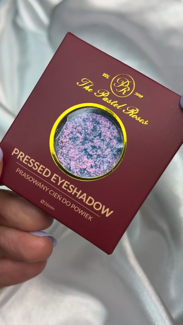 Hypnosis 🌈 all the colours of the rainbow captured in a single shade… do you like this color? Let us know in the comments.. 🩷 #indiemakeup #eyeshadows #thepastelroses