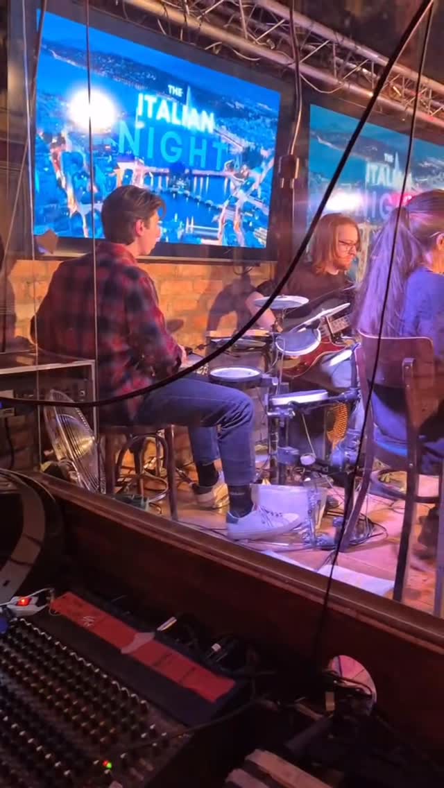 Ieri sera è successo qualcosa di speciale.
Più di 140 persone hanno riempito il Mr Pickwick Pub @pickwickgva per la prima puntata di The Italian Night Live.
Un’idea nata da Pont d’Art e dal genio di Simone Buffa @buffa5104 con un obiettivo semplice ma ambizioso: portare a Ginevra il primo vero late show tutto italiano.
E vedere quella sala piena, viva, partecipe… è stata la risposta più bella possibile.
Grazie a voi, pubblico incredibile.
Grazie agli artisti, alla band e agli ospiti che hanno reso la serata unica con talento, energia e coraggio.
Grazie a chi ha creduto in questo progetto fin dal primo momento.
È la prova che la comunità italiana a Ginevra c’è. E ha voglia di qualcosa di diverso.
Questo è solo l’inizio.
Presto annunceremo la prossima data… e sarà ancora più intensa.
Restate connessi.
The Italian Night Live è appena cominciato 🇮🇹✨
#pontdart #eventiginevra #theitaliannightlive #italianiaginevra #spettacolo