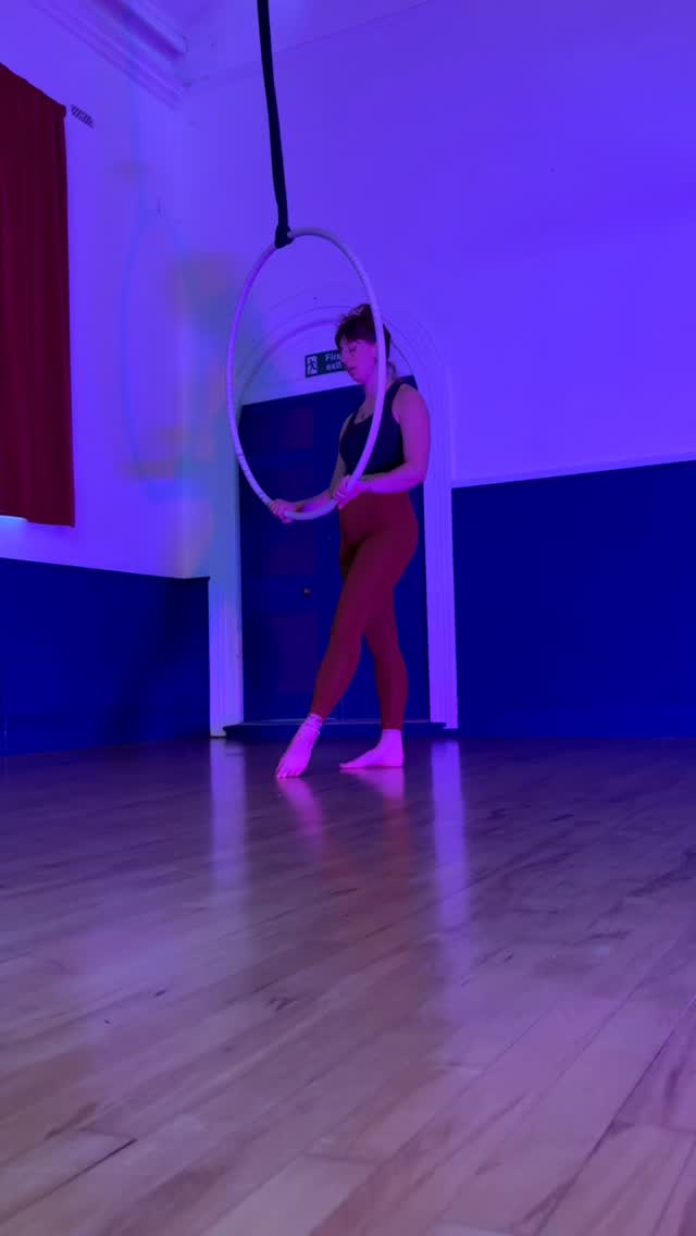 Just wow 🤩 @_jessica_fleur_
After a few years break from aerial, Jessica took a private Aerial Hoop class with @heidikarinaonyx - she jumped straight back into it with choreography.
After working a structured, detailed and focused class - Jessica walked away with a stunning routine and a video to be proud of for memories to come 🫶👌
Well done, what a beautiful class! 🌻
See you soon
Onyx 🖤
#aerialhoop #aerialchoreography #dance #aerialist #aerialschool