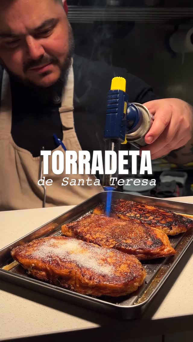 Torradeta de Santa Teresa o torrija. Apunta đđœ
La infusionem en llet amb un toc de ratafia.
La marquem a la planxa amb mantega.
Caramel·litzem el sucre perquÚ quedi una capa fina (i no un nyap).
La servim amb nata muntada a mĂ .
PerquĂš sĂ, els cuiners ho muntem tot a mĂ .
I al final: sal i oli.
Per a una mica de punch đ„
#santopaladar #torradetadesantateresa #cuinacatalana #barcelona #catalunya