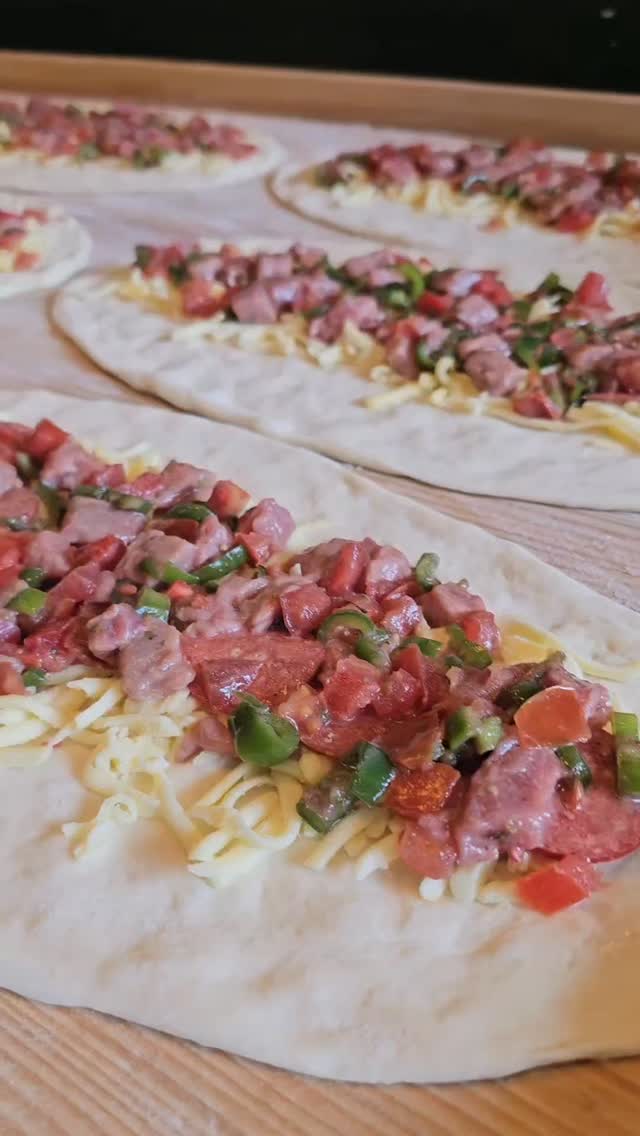 Hamurdan başlar hikaye.
El açmasıyla incelir, malzemeyle karakter kazanır.
Kapatılır, fırına girer… ve gerisi sabır + ateş 🔥
Bizde hız sadece videoda.
Gerçekte her pide tek tek, özenle.
Sonuç: dışı çıtır, içi yumuşacık, lezzeti tavan.
Afiyet olsun! 🤍
#karadenizpidesi #viridianpide #beylikdüzü #mekanönerisi