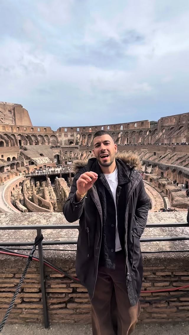 ¿Tienes cerca a alguien que siempre te da lo que quieres? Cuidado.
Contentar y distraer es una estrategia que surge en Roma y llega hasta la actualidad y que muchas personas utilizan para manipular.
3 Indicadores + 1 para identificar este proceso de manipulación:
📍 Sientes que no avanzas a pesar de que siempre estás ocupado.
📍 Te dan recompensas, pero no poder de decisión.
📍 Estás cómodo y con privilegios, pero sientes que algo no encaja. Puede que no te sientas merecedor de tanto.
Y el último: 📍 cuando buscas reclamar lo tuyo, posicionarte; entonces dudas. Porque esa persona te ha dado “tanto” que cuestionas tu decisión.
Y es que no sólo existen procesos intrapersonales de sabotaje -el autosabotaje-; también la manipulación deliberada de otras personas para sabotear. Empieza a conocer más.
#psicologia #psicologiasocial #roma #coliseo #manipulacion